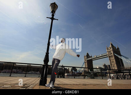 Leichtathletik - Flora London Marathon 2009 - Elite Mens Photocall - The Tower Hotel. Kenias Martin lel posiert vor der Tower Bridge Stockfoto