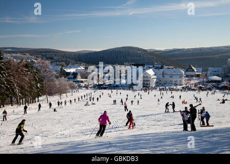 Skifahrer auf der Herrloh Skigebiet Pisten, Winterberg, Sauerland, Nordrhein-Westfalen Stockfoto