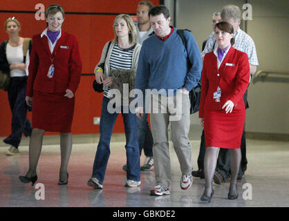 Kate (Mitte links) und Gerry McCann (Mitte rechts) fliegen vom Flughafen Heathrow in Middlesex in die USA, um ein Interview für die Oprah Winfrey Show zu drehen, um zwei Jahre seit dem Verschwinden ihrer Tochter Madeleine zu sehen. Stockfoto