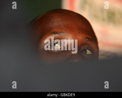 Leichtathletik - Flora London Marathon 2009 - Elite Mens Photocall - The Tower Hotel. Kenias Martin lel chattet während einer Pressekonferenz Stockfoto