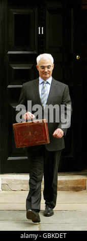 Kanzler Alistair Darling verlässt 11 Downing Street, London, mit seiner roten Budgetbox, bevor er seine Haushaltsrede aus der Versandkiste im Unterhaus hält. Stockfoto