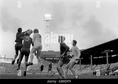 Chelsea-Torwart Peter Bonetti (l) fängt den Ball unter Druck von Teamkollege John Dempsey (zweite l) und Leeds United's Mick Jones (c), beobachtet von Teamkollege Ian Hutchinson (zweite r) und Leeds United's Jack Charlton (r) Stockfoto