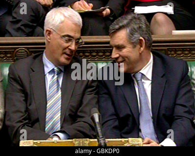 Schatzkanzler Alistair Darling und Premierminister Gordon Brown nach der Rede des Kanzlers im Londoner Unterhaus. Stockfoto