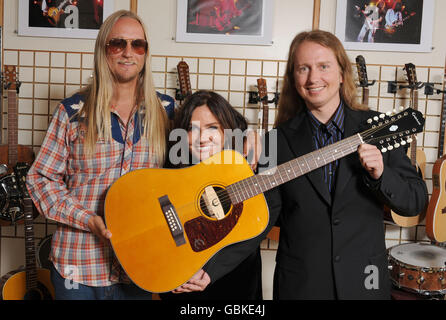 (Von links nach rechts) Alex Orbison, Barbara Orbison und Roy Orbison jnr sind mit der neuen Roy Orbison Limited Edition Epiphone 'Pretty Woman' 12-saitige Akustikgitarre im Gibson Guitar Studio in London zu sehen. Stockfoto