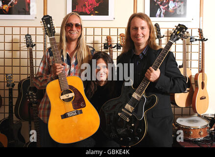 (Von links nach rechts) Alex Orbison mit der neuen Roy Orbison Limited Edition Epiphone 'Pretty Woman' 12-saitige Akustikgitarre, Barbara Orbison und Roy Orbison Jnr mit der Gibson es-355 Roy Orbison Signature Gitarre im Gibson Guitar Studio in London. Stockfoto