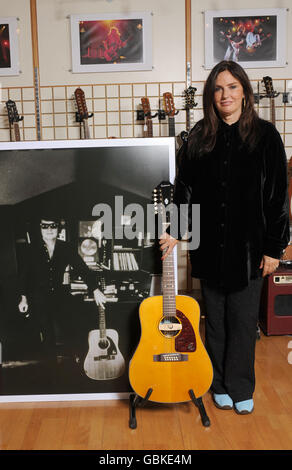 Barbara Orbison hält die neue Roy Orbison Limited Edition Epiphone 'Pretty Woman' 12-saitige Akustikgitarre im Gibson Guitar Studio in London. Stockfoto