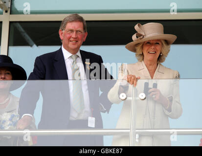 Ihre Königliche Hoheit, die Herzogin von Cornwall (r) mit dem Vorsitzenden der Rennbahn von Epsom Anthony Cane (l), während sie das erste Rennen des Tages vom neu benannten Stand der Herzogin beobachten Stockfoto