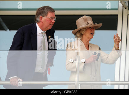 Ihre Königliche Hoheit, die Herzogin von Cornwall (r) mit dem Vorsitzenden der Rennbahn von Epsom Anthony Cane (l), während sie das erste Rennen des Tages vom neu benannten Stand der Herzogin beobachten Stockfoto