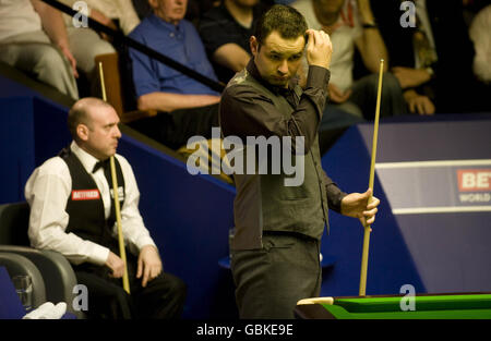 Snooker - Snookerweltmeisterschaften Betfred.com - Tag Fünf - The Crucible Theatre. Stephen Maguire im Einsatz gegen Jamie Burnett während der Snookerweltmeisterschaft Betfred.com im Crucible Theatre, Sheffield. Stockfoto