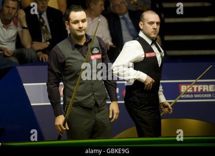 Snooker - Snookerweltmeisterschaften Betfred.com - Tag Fünf - The Crucible Theatre. Stephen Maguire (links) im Einsatz gegen Jamie Burnett während der Snookerweltmeisterschaft Betfred.com im Crucible Theatre, Sheffield. Stockfoto