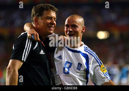 Fußball - UEFA-Europameisterschaft 2004 - Finale - Portugal - Griechenland. Griechenland-Trainer Otto Rehhagel feiert den Gewinn der UEFA-Europameisterschaft mit Stylianos Giannakopoulos (r) Stockfoto