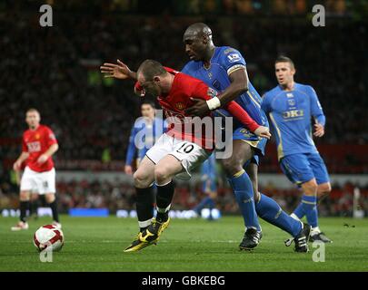 Sol Campbell von Portsmouth und Wayne Rooney von Manchester United kämpfen um Der Ball Stockfoto