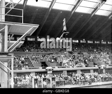 Die US-amerikanische Vicki Draves richtet sich auf, während sie in Richtung der stürzt Wasser auf dem Weg zum Gold-Gewinn Stockfoto