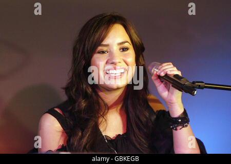 Die amerikanische Schauspielerin und Sängerin Demi Lovato tritt beim I Tunes Event im Apple Store in der Oxford Street auf. Stockfoto