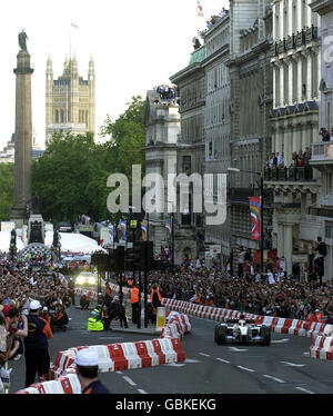 Der britische Rennfahrer Jenson Button in einer BAR Honda fährt die Regent Street in London hoch, während die Formel 1 in die Hauptstadt kommt. Tausende von Formel-1-Fans versammelten sich zu dem beispiellosen Straßenmotorsportevent inmitten von Rufen nach einem permanenten Grand Prix, der dort ausgetragen wird. Die besten alten und neuen Fahrer kamen an diesem Abend zur Veranstaltung im Zentrum von London, um zu sehen, wie die mächtigen Autos auf dem 3 km langen Regent Street Course fahren. Die britische Legende Nigel Mansell und Scot David Coulthard gehörten ebenfalls zu den Teilnehmern von acht Formel-1-Teams, darunter Ferrari und Williams, die an einer Prozession entlang der Straße teilnahmen. Stockfoto