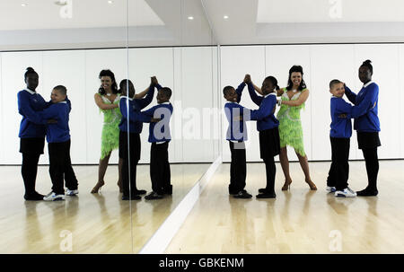 Strictly Come Dancing Star Karen Hardy gibt Tanzunterricht an (von links nach rechts) Christian Gordon, Ebonee Robinson, Shaye Seaward und Erica Campbell vom Southfields Community College, Wandsworth, London, in ihren Studios in Chelsea, London, Im Vorfeld einer Reihe von Anzac Tea Dances, um Geld für die Royal British Legion zu sammeln und zum Anzac Day zu gedenken. Stockfoto