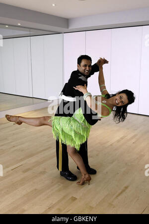 Strictly Come Dancing Star Karen Hardy tanzt mit Lance Corporal Ziaur Rahman von der Royal Yeomanry in ihren Studios in Chelsea, London, Dort gibt sie vor einer Reihe von Anzac Tea Dances Tanzunterricht für Schulkinder, um Geld für die Royal British Legion zu sammeln und zum Anzac Day zu gedenken. Stockfoto