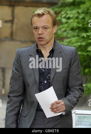 Graham Norton in der St. Bride's Church in der Fleet Street, London, während der Beerdigung des Senders, Schriftstellers und ehemaligen liberalen Abgeordneten Sir Clement Freud. Stockfoto