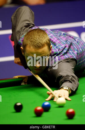 Der schottische Stephen Hendry im Einsatz gegen den chinesischen Ding Junhui während der Snookerweltmeisterschaft Betfred.com im Crucible Theatre, Sheffield. Stockfoto