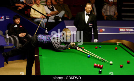 Der schottische Stephen Hendry im Einsatz gegen den chinesischen Ding Junhui während der Snookerweltmeisterschaft Betfred.com im Crucible Theatre, Sheffield. Stockfoto