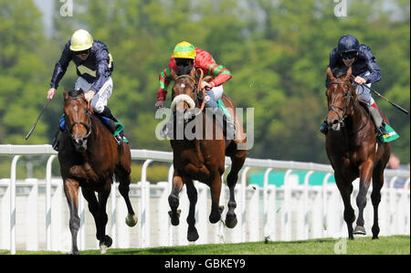 Überdurchschnittlich gefahren von Michael Hills (Red and Green Jersey) gewinnt den Classic Trail Bet365.com (Gruppe 3 Klasse 1) während des bet365 Gold Cup Meetings auf der Sandown Park Racecourse, Surrey. Stockfoto