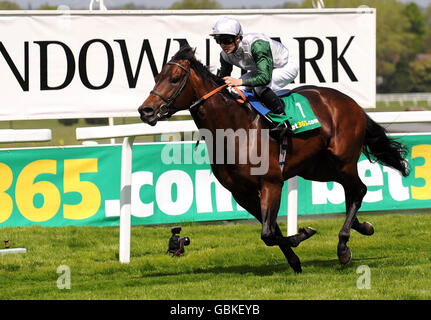 Racketeer unter Nicky Mackay (links) gewinnt den Esher Cup Bet365.com (Klasse 2 Handicap) während des bet365 Gold Cup Meetings auf der Sandown Park Racecourse, Surrey. Stockfoto