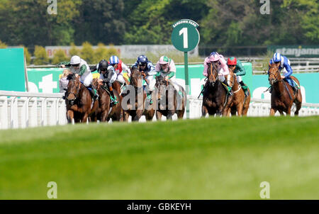 Racketeer unter Nicky Mackay (links) gewinnt den Esher Cup Bet365.com (Klasse 2 Handicap) während des bet365 Gold Cup Meetings auf der Sandown Park Racecourse, Surrey. Stockfoto