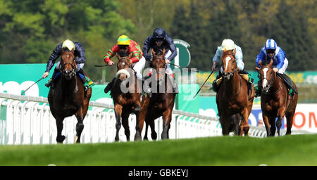 Überdurchschnittlich gefahren von Michael Hills (Red and Green Jersey) gewinnt den Classic Trail Bet365.com (Gruppe 3 Klasse 1) während des bet365 Gold Cup Meetings auf der Sandown Park Racecourse, Surrey. Stockfoto