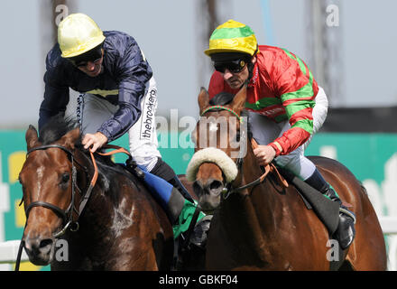 Überdurchschnittlich gefahren von Michael Hills (Red and Green Jersey) gewinnt den Classic Trail Bet365.com (Gruppe 3 Klasse 1) während des bet365 Gold Cup Meetings auf der Sandown Park Racecourse, Surrey. Stockfoto