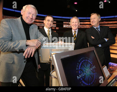 Wer will MILLIONAIRE-Moderator Chris Tarrant (r) mit den ehemaligen Fußballern Bob Wilson (l), Paul McStay (zweite l) und Pat Crerand (zweite r) in den Elstree Studios sein, wo die Einführung einer neuen nicht-Broadcast-Version von Millionaire angekündigt wurde. Fans von Arsenal, Celtic und Manchester United haben die Chance, in speziellen Club-spezifischen Versionen der beliebten TV-Gameshow um eine Million Pfund vor ihren Mitspielern zu spielen Stockfoto