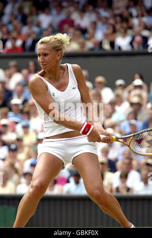 Tennis - Wimbledon 2004 - Viertelfinale - Serena Williams gegen Tatiana Golovin. Tatiana Golovin in Aktion Stockfoto