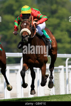 Überdurchschnittliches Rennen von Michael Hills kommt nach Hause, um zu gewinnen Die bet365 Classic Trial Stockfoto