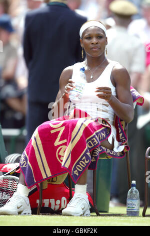 Tennis - Wimbledon 2004 - Viertelfinale - Serena Williams gegen Tatiana Golovin. Serena Williams hat während eines Wechselendes einen Drink Stockfoto