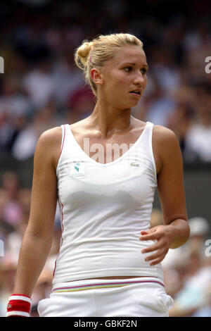 Tennis - Wimbledon 2004 - Viertelfinale - Serena Williams gegen Tatiana Golovin. Tatiana Golovin in Aktion Stockfoto