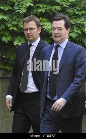 Andy Coulson und der Schattenkanzler George Osborne bei der Beerdigung von Sir Clement Freud in der St. Bride's Church in der Fleet Street, London. Stockfoto