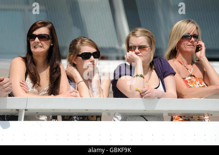 Pferderennen Sie - Frühjahrstagung - Epsom Downs Racecourse Stockfoto