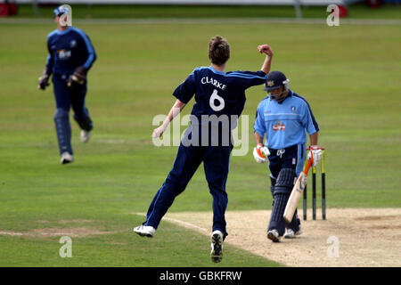 Cricket - totesport National Cricket League - Division One - Surrey V Gloucestershire. Surrey's Rikki Clarke feiert das Wicket von Gloucestershire's Matt Windows. Stockfoto