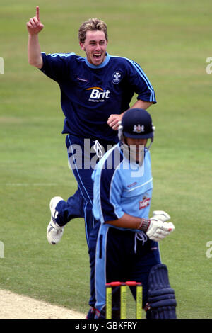 Surrey's Rikki Clarke feiert das frühe Wicket von Craig Spearman in Gloucestershire. Stockfoto