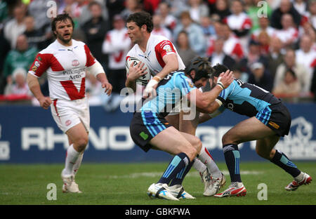 St Helens' Paul Wellens wird von Bradfords Steve Menzies (links) und Ben Jeffries (rechts) während des Engage Superleague-Spiels in der Knowsley Road, St Helens, angegangen. Stockfoto