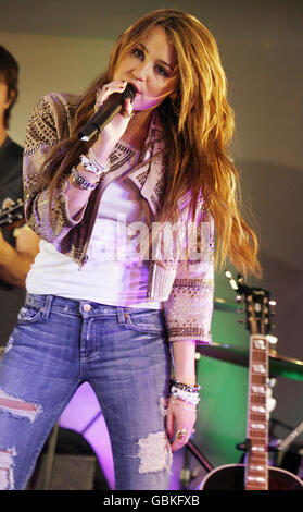 Miley und Billy Ray Cyrus Apple Store Performances - London Stockfoto