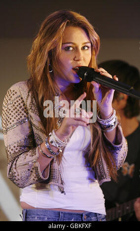 Miley und Billy Ray Cyrus Apple Store Performances - London Stockfoto