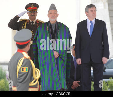 Premierminister Gordon Brown (rechts) trifft den afghanischen Präsidenten Hamid Karzai (Mitte) bei einem Besuch in Kabul in Afghanistan. Stockfoto