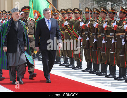 Premierminister Gordon Brown (dritte links) trifft den afghanischen Präsidenten Hamid Karzai (links) während eines Besuchs in Kabul in Afghanistan. Stockfoto