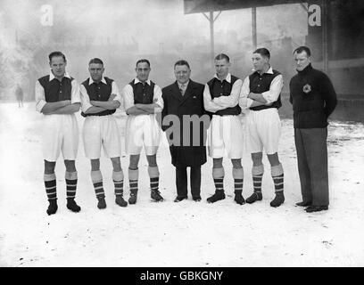 Mitglieder des Arsenal Football Club. Von links nach rechts: George Male, Eddie Hapgood, Wilf Copping, Manager George Allison, Cliff Bastin, Ted Drake und Trainer Tom Whittaker. Stockfoto