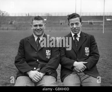 Von links nach rechts Tom Clifford und Karl Mullen, der Teamkapitän, Teil des Rugby-Teams in Großbritannien und Irland, das Australien und Neuseeland bereisen wird. Stockfoto