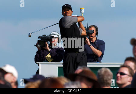 Golf - The Open Championship 2004 - Royal Troon - Dritte Runde. USA'A Tiger Woods schlägt am 15. Ab Stockfoto