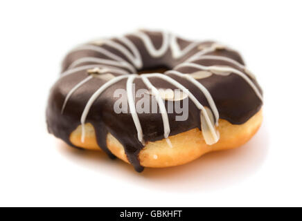 Seite Ansicht Schokoladenaroma Donut auf weißem Hintergrund Stockfoto