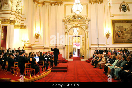 Die britische Königin Elizabeth II. Hört eine Aufführung der Commonwealth Cantata im Ballroom, während sie einen Empfang anlässlich des 60. Jahrestages der Commonwealth London Declaration im Buckingham Palace, London, veranstaltet. Stockfoto