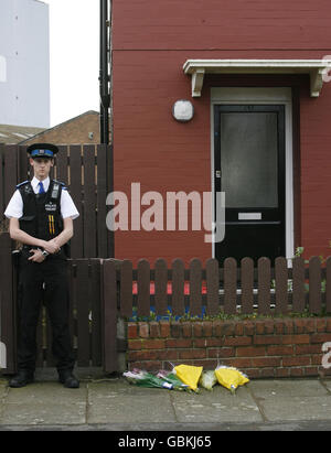 Ein Polizist steht vor dem Haus in der Oakdale Avenue, Wallasey, Merseyside, wo ein vierjähriges Mädchen ermordet aufgefunden wurde. Stockfoto