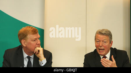 Der Gesundheitsminister Alan Johnson (rechts) wird von Chief Medical Officer Liam Donaldson beobachtet, während er auf einer Pressekonferenz im Gesundheitsministerium, Westminster, London, über die Pläne des Vereinigten Königreichs für einen möglichen Ausbruch der Schweinegrippe spricht. Stockfoto